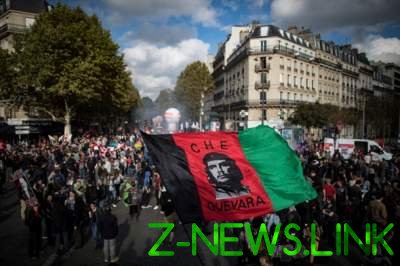 Тысячи французов вышли на массовые протесты