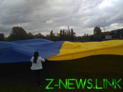 В Ровно развернули гигантский флаг Украины