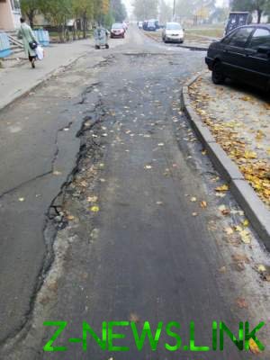 На одном из киевских шоссе образовалась внушительная яма
