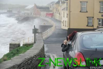 Мощный ураган обрушился на Ирландию