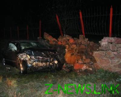 В Житомирской области Opel врезался в забор: есть жертвы