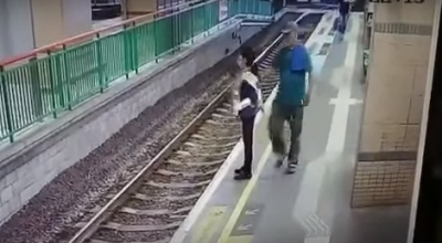 Видеошок: житель Гонконга толкнул уборщицу под поезд 