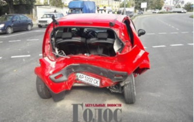 В Запорожье полицейский автомобиль на полном ходу врезался в Citroen. Видео