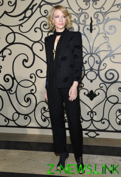Леди в черном: Кейт Бланшетт пришла на шоу Givenchy в откровенном блейзере, а исхудавшая Ферги — в прозрачной блузе 