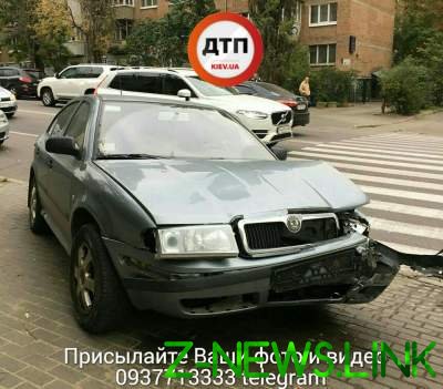 ДТП в Киеве: легковушка на полном ходу протаранила столб и загорелась