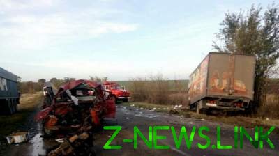 Смертельное ДТП под Одессой: столкнулись три грузовика