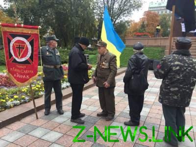 В Киеве радикалы проводят марш в честь УПА