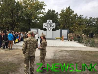 На Днепропетровщине вандалы осквернили памятник украинским военным