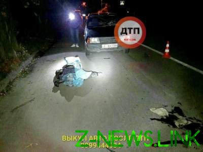 Жуткое ДТП под Киевом: легковушка сбила двоих мужчин