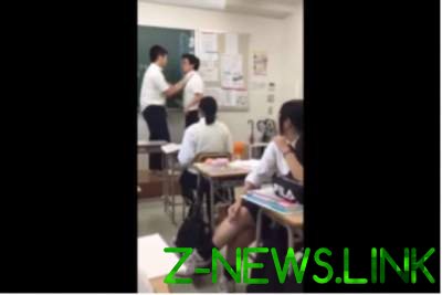 В Японии школьник пнул учителя в спину. Видео