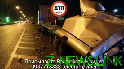 Жуткое ДТП под Киевом: грузовик на полном ходу протаранил легковушку 