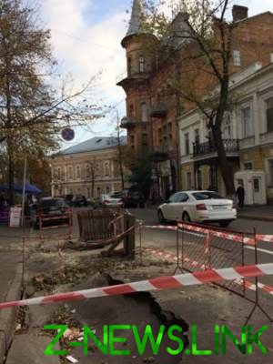В Киеве напротив посольства Польши провалился асфальт 
