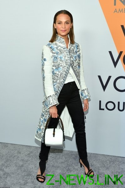 Расшитый сюртук и счастливый взгляд: Алисия Викандер прервала медовый месяц ради вечеринки Louis Vuitton 