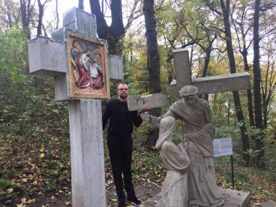 Во Львове вандалы разрушили несколько статуй