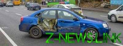 В Киеве столкнулись Nissan и Chevrolet: одно авто откинуло на 200 метров 