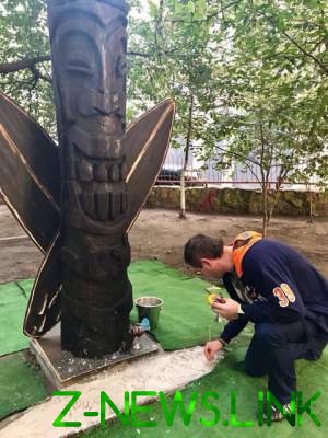 В Киеве "богу серфинга" установили необычный памятник