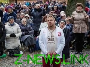 Тысячи католиков собрались на молитву у польской границы