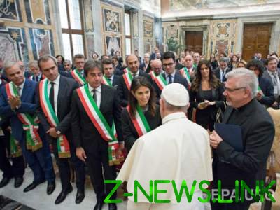 Папа Римский призвал Италию "усерднее" помогать беженцам