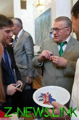 Жириновский насмешил Сеть обжорством в посольстве