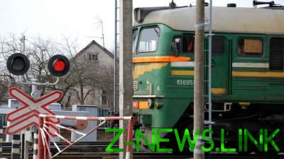 На Киевщине поезд раздавил легковое авто: есть погибшие