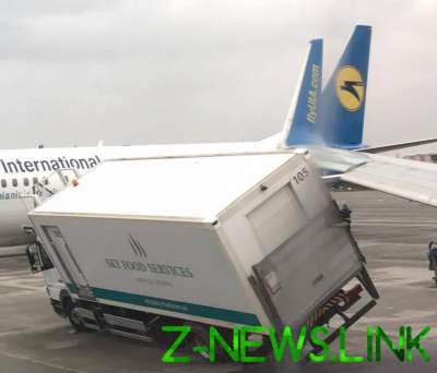 В «Борисполе» грузовик столкнулся с самолетом: задерживаются вылеты 