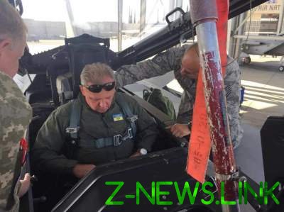 Муженко сел за штурвал истребителя США. Фото 