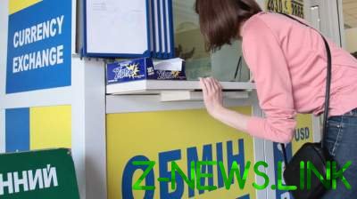 Украинцы массово "сдают" доллары