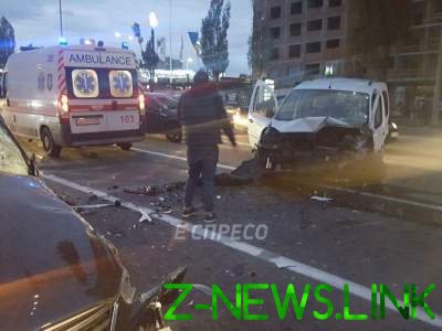 Серьезное ДТП в Киеве: двое пострадавших