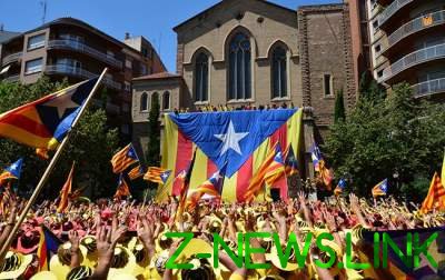В Каталонии массово снимают испанские флаги