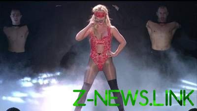 Бритни Спирс жестко раскритиковали за новый сценический наряд