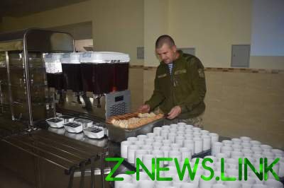 Чем кормят украинских десантников в одном из учебных центров. Фото