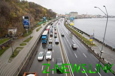 Киевлянам показали, как выглядит обновленный Пешеходный мост 