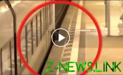 В Германии мужчину зажало между поездом и платформой. Видео