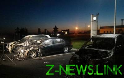 В Харькове неизвестные подожгли четыре BMW. Видео