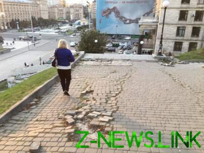 Разбросанная брусчатка у Октябрьского дворца в Киеве возмутила соцсети