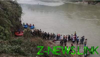 Пассажирский автобус упал в реку: десятки погибших и раненых 