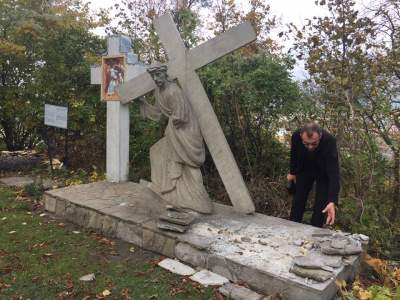 Во Львове вандалы разрушили несколько статуй