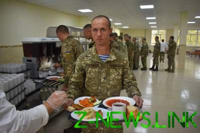 Чем кормят украинских десантников в одном из учебных центров. Фото