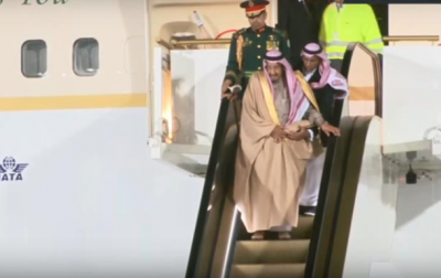 Под королем Саудовской Аравии в Москве заклинило трап. Видео