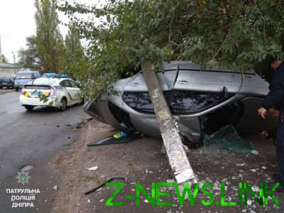 Жуткая авария в Днепре: иномарка на полном ходу врезалась в столб