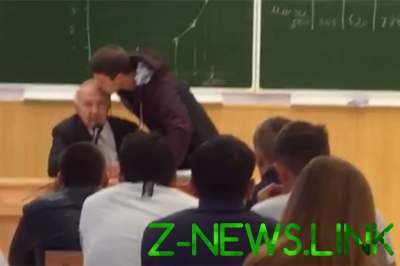 Хит дня: студент из РФ во время лекции поцеловал пожилого  профессора. Видео