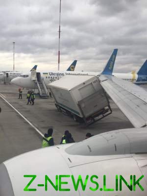В «Борисполе» грузовик столкнулся с самолетом: задерживаются вылеты 
