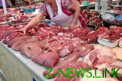 Жительнице Ужгорода на рынке продали мясо с трупом мыши 