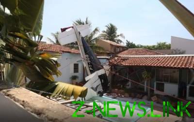 Самолет упал на дом в Бразилии, есть жертвы. Видео