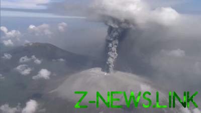 В Японии впервые за шесть лет начал извергаться вулкан Симмое