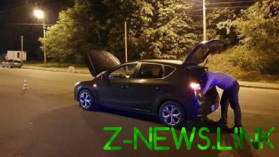В Киеве автомобиль лишился колес после наезда на люк
