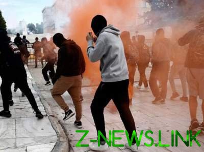 В Греции полиция разгоняла школьный митинг слезоточивым газом