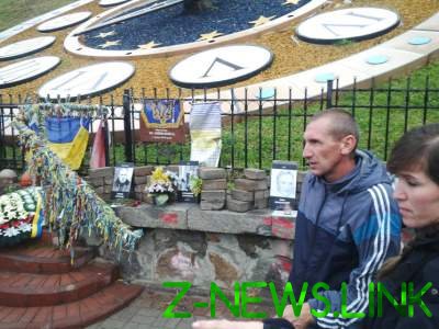 На киевском Майдане разгромили монумент Небесной Сотне