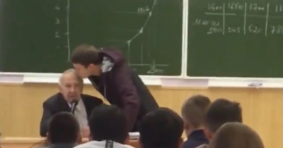 Прикол дня: российский студент на спор поцеловал 77-летнего профессора