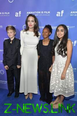 Анджелина Джоли показала подросших дочерей